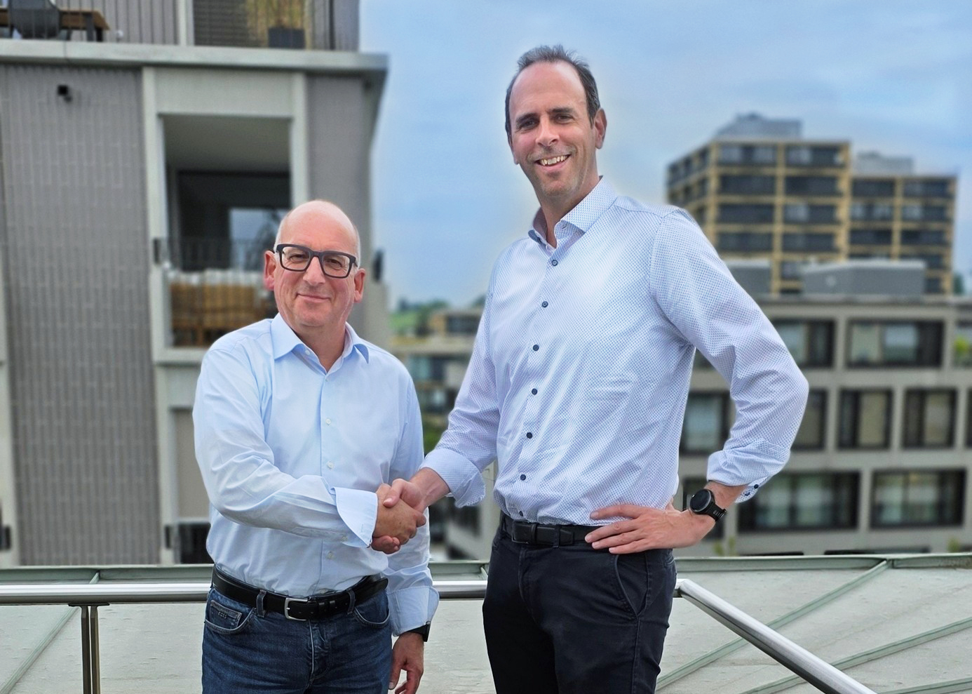 Co-CEO Stephan Hungerbühler (links) und Co-CEO Philipp Oesch (rechts) beim Handschlag im Rahmen der Veränderung der Geschäftsleitung von Asecus.